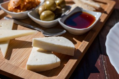 Tenerife 'deki tipik bir Kanarya Adası işletmesi olan Guachinche' de akşam yemeği, yerel olarak üretilen beyaz ya da kırmızı şarapla birlikte güneşli bir günde ev yapımı geleneksel yemekler, tapas ve keçi peyniri sunuluyor.