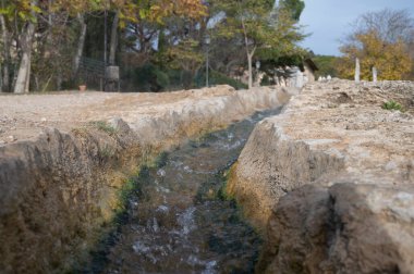Antik sıcak termal pınarlar ve havuz doğada Dei Mulini, Bagno Vignoni, Tuscany, İtalya sonbaharda