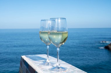 Tenerife, Kanarya Adaları 'nda mavi Atlantik Okyanusu manzaralı soğuk verdejo beyaz şarap içmek