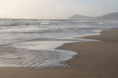 İtalya 'nın Lazio kentinde Sperlonga ve Terracina adlı iki turistik kent arasındaki Tyrrhenian denizinin soğuk kış sularında su sporu, panoramik manzara