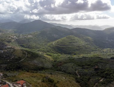 Sonbaharda İtalya 'nın Fondi kenti yakınlarındaki yeşil zeytin ağaçlarının olduğu yeşil Monti Aurunci ulusal parkına hava manzarası
