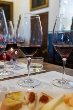 Eski şehir Montepulciano, Tuscany, İtalya 'da şarap tatma turu