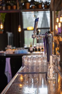 Bira fıçıları ve kafeteryasında boş bardaklar olan klasik bira ve viski barları.,