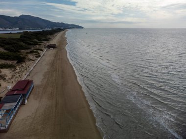Sonbaharda İtalya 'nın Lazio kentinde Sperlonga ve Terracina kentleri arasında kumlu sahil manzarası ve Tyrhenian denizinin kıyı şeridi