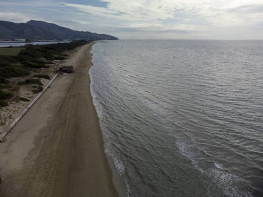 Sonbaharda İtalya 'nın Lazio kentinde Sperlonga ve Terracina kentleri arasında kumlu sahil manzarası ve Tyrhenian denizinin kıyı şeridi