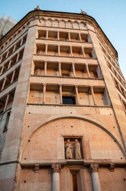 Kuzey İtalya 'daki eski binaların mimari detayları, Emilia-Romagna' daki antik şehir Parma, Parma 'da yürüyüş