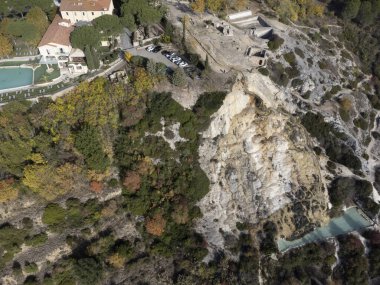 Sonbaharda İtalya 'da Dei Mulini, Bagno Vignoni, Toskana, İtalya' da bedava sıcak termal yay ve havuz manzarası