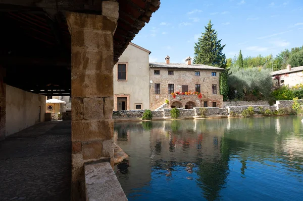 Toskana 'daki küçük İtalyan köyü Bagno Vignoni' de antik doğal kaynak taşı havuzu.