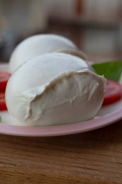 Beyaz Talyan Yumuşak Peyniri Mozzarella Bufala Campana Topu Taze Yeşil — Stok fotoğraf