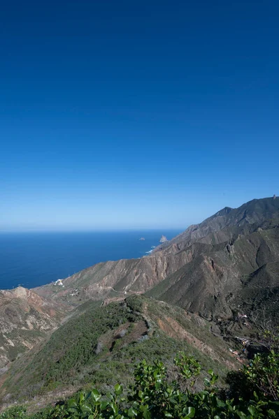 Kışın yeşil dağlar ve mavi Atlantik okyanusu üzerine panoramik manzara, Tenerife 'nin kuzeyi, İspanya, İspanya' nın kuzeyindeki Tanagana köyü yakınlarındaki Anaga milli parkı