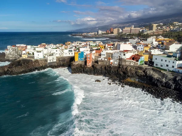 Puerto de la Cruz, Tenerife yakınlarındaki Punta Brava adlı küçük balıkçı köyünde renkli evler ve siyah lav kayaları üzerindeki hava manzarası, kışın İspanya 'da Kanarya Adaları