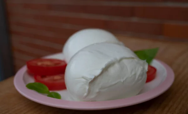 Vit Boll Italiensk Mjukost Mozzarella Bufala Campana Serveras Med Färsk — Stockfoto