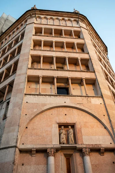 Kuzey İtalya 'daki eski binaların mimari detayları, Emilia-Romagna' daki antik şehir Parma, Parma 'da yürüyüş