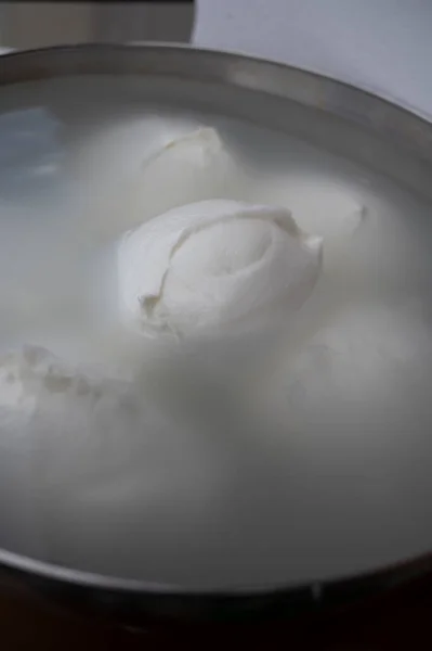 Wiele Białych Kulek Włoskiego Sera Miękkiego Mozzarella Bufala Campana Włoskiej — Zdjęcie stockowe