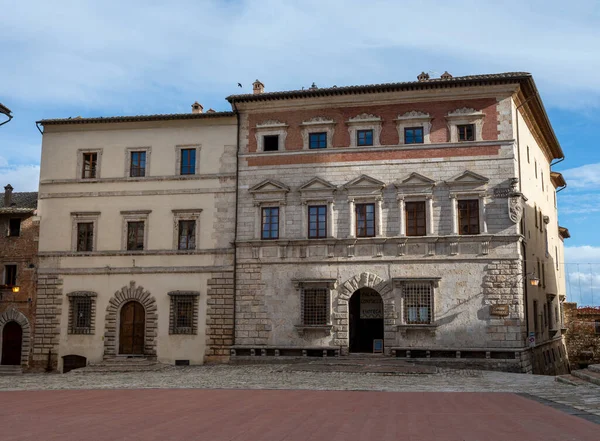 Montepulciano, Tuscany, İtalya 'daki taş sokak ve evlerin manzarası