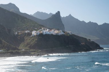 Laya de Almaciga ve mavi Atlantik Okyanusu 'nun lav kayaları üzerindeki panoramik manzara, Tenerife' nin kuzeyinde, İspanya 'nın Kanarya Adaları' nda, Tanagana köyü yakınlarındaki Anaga milli parkı