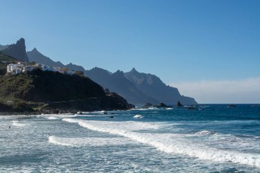 Laya de Almaciga ve mavi Atlantik Okyanusu 'nun lav kayaları üzerindeki panoramik manzara, Tenerife' nin kuzeyinde, İspanya 'nın Kanarya Adaları' nda, Tanagana köyü yakınlarındaki Anaga milli parkı