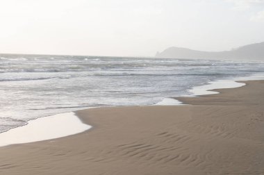 Sonbaharda İtalya 'nın Lazio kentinde Sperlonga ve Terracina kentleri arasında kumlu sahil manzarası ve Tyrhenian denizinin kıyı şeridi