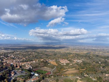 Sonbaharda İtalya 'nın Montepulciano kenti yakınlarındaki üzüm bağları boyunca tepelerde hava manzarası