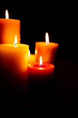 Siyah arkaplan kopyalama alanı üzerinde kırmızı mumlar yakılıyor