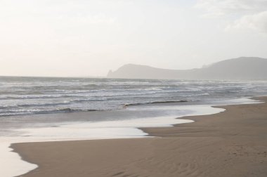Sonbaharda İtalya 'nın Lazio kentinde Sperlonga ve Terracina kentleri arasında kumlu sahil manzarası ve Tyrhenian denizinin kıyı şeridi