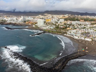 Costa Adeje ve Playa de las Americas yakınlarındaki Tenerife 'nin güneyindeki kumlu plajlar ve kışın İspanya' nın Kanarya Adaları 'ndaki hava manzarası