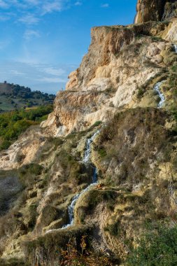 Antik sıcak termal pınarlar ve havuz doğada Dei Mulini, Bagno Vignoni, Tuscany, İtalya sonbaharda