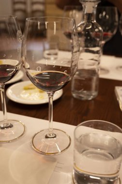 Kırmızı Brunello di Montalcino şarabı ve Montalcino Toskana, İtalya yakınlarındaki kantinde zeytinyağı tatma turu.