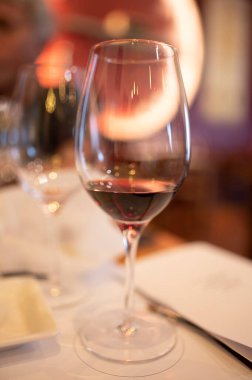 Eski şehir Montepulciano, Tuscany, İtalya 'da şarap tatma turu