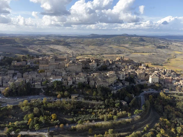 旧市街Montepulcianoと丘の空中ビューは ブドウ畑 トスカーナ イタリア — ストック写真
