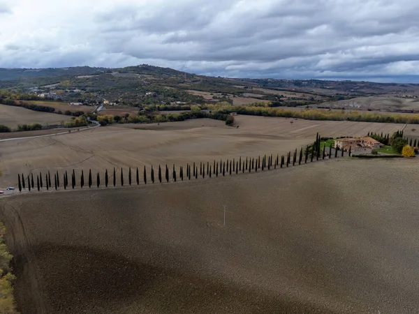 トスカーナ イタリアの丘の上の空中ビュー 秋の曇りの中で耕起フィールドとトスカーナの風景 — ストック写真