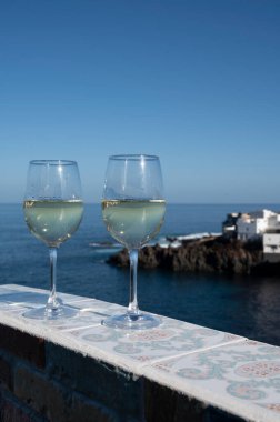 Tenerife, Kanarya Adaları 'nda mavi Atlantik Okyanusu manzaralı soğuk verdejo beyaz şarap içmek