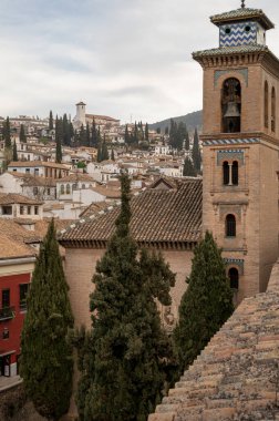 Dünya Mirası Şehri Granada, Endülüs, İspanya 'nın eski orta kesimindeki binaların çatıdan görünüşü