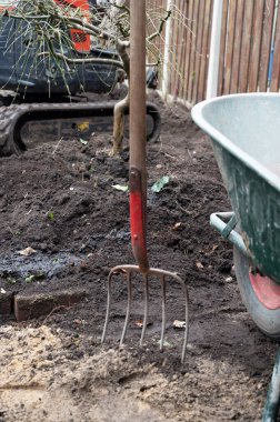 Baharda veya arka bahçede profesyoneller tarafından yenilenen bahçe ve bahçe işleri