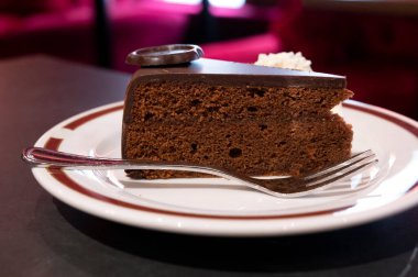 Avusturya kaynaklı kayısı reçelli ünlü Sachertorte çikolatalı keki Viyana 'daki geleneksel kafede servis edilir.