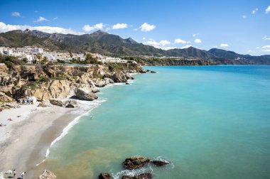 Seyahat güzergahı, mavi deniz manzarası ve küçük Endülüs kasabası Nerja 'daki Balcon de Europa' dan ilkbaharda İspanya 'nın Costa del Sol kentinde dar sokakları ve beyaz evleri olan dağlar.