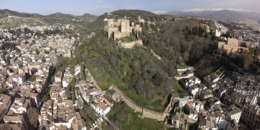 Hava manzaralı binalar, eski bölge, dağlar ve Alhambra sarayı, dünya mirası şehri Granada, Endülüs, İspanya ilkbaharda