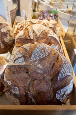Fırında taze ekşi hamurlu organik ekmek pişirildi.