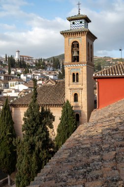 Dünya Mirası Şehri Granada, Endülüs, İspanya 'nın eski orta kesimindeki binaların çatıdan görünüşü