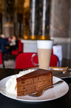 Avusturya kaynaklı kayısı reçelli ünlü Sachertorte çikolatalı pastası. Viyana 'daki eski klasik kafe restoranında kremayla servis ediliyor.
