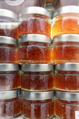 Balık pazarında gerçek balık somonu, alabalık, kırmızı, turuncu ve sarı havyar satan küçük cam kutular.