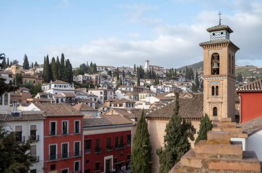 Dünya Mirası Şehri Granada, Endülüs, İspanya 'nın eski orta kesimindeki binaların çatıdan görünüşü