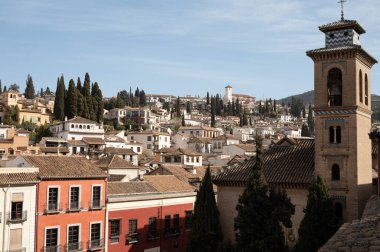 Dünya Mirası Şehri Granada, Endülüs, İspanya 'nın eski orta kesimindeki binaların çatıdan görünüşü