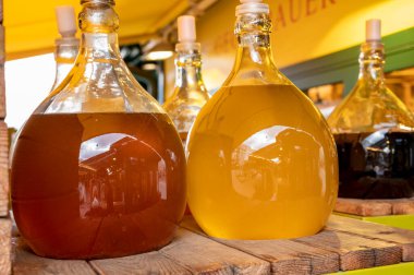 Avusturya 'nın başkenti Viyana' da yerel üzümlerden yapılan beyaz ve kırmızı şaraplı büyük şişeler.