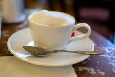 Viyana 'nın yaşam tarzı, eski Viyana tarzı bir kafede servis edilen kremalı beyaz kapuçino kahvesi.