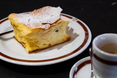 Avusturya 'nın Viyana şehrinde geleneksel kafede sıcak servis edilen beyaz peynirli turta ile dolu Avusturya tatlısı.