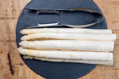 Taze kuşkonmaz pişirme, kuşkonmaz için soyma bıçağı.