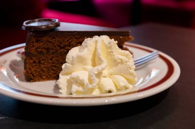 Avusturya kaynaklı kayısı reçelli ünlü Sachertorte çikolatalı keki Viyana 'daki geleneksel kafede servis edilir.