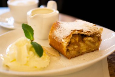 Viyana 'da kırmızı sandalyeli eski Avusturya kafe restoranında servis edilen bir bardak kahve.