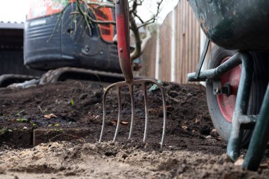 Baharda veya arka bahçede profesyoneller tarafından yenilenen bahçe ve bahçe işleri